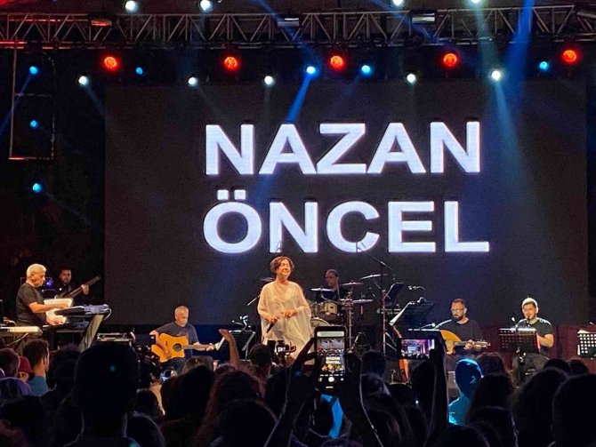Kadıköy Kalamış Yaz Festivali’nde Nazan Öncel Rüzgarı Esti