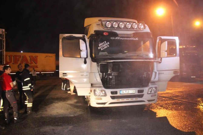 Seyir Halindeki Tırın Motorunda Yangın Çıktı