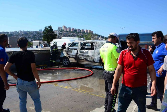 Park Halindeki Panelvan Alevlere Teslim Oldu