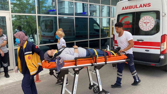 Yolun Karşısına Geçerken Aracın Çarptığı Kadın Yaralandı