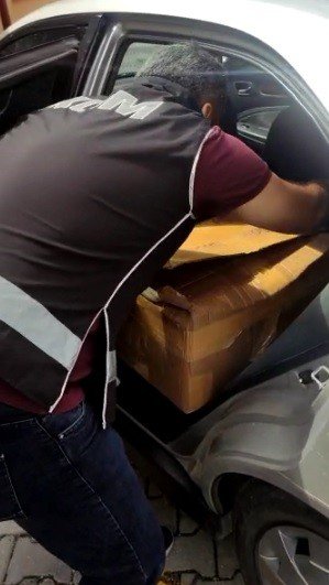 Camında "Düzelicez İ̇nşallah Be" Yazan Araçla Kaçak İçki Taşırken Yakalandı