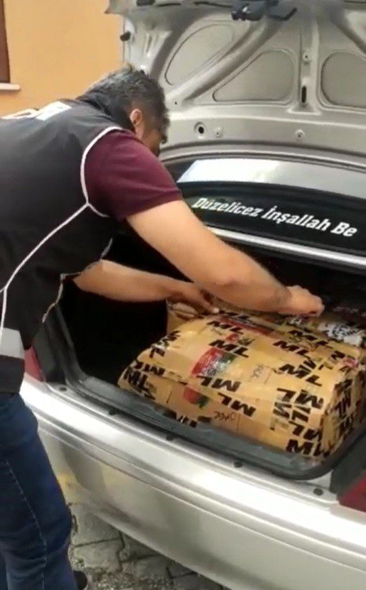 Camında "Düzelicez İ̇nşallah Be" Yazan Araçla Kaçak İçki Taşırken Yakalandı
