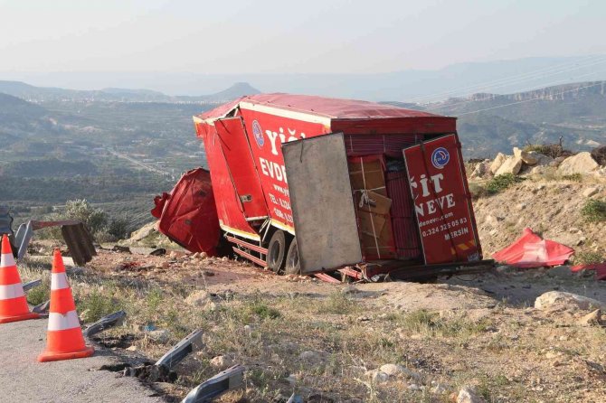 Mersin’de Nakliye Kamyonu Şarampole Uçtu: 4 Ölü