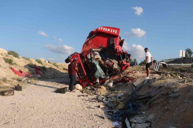 Mersin’de Nakliye Kamyonu Şarampole Uçtu: 4 Ölü