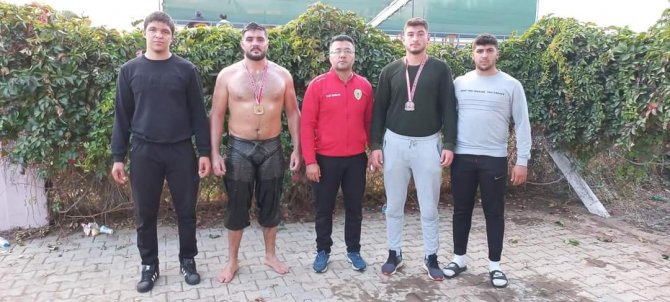 Aracıyla Seyir Halindeyken Kalp Krizi Geçiren Güreş Hocası Hayatını Kaybetti