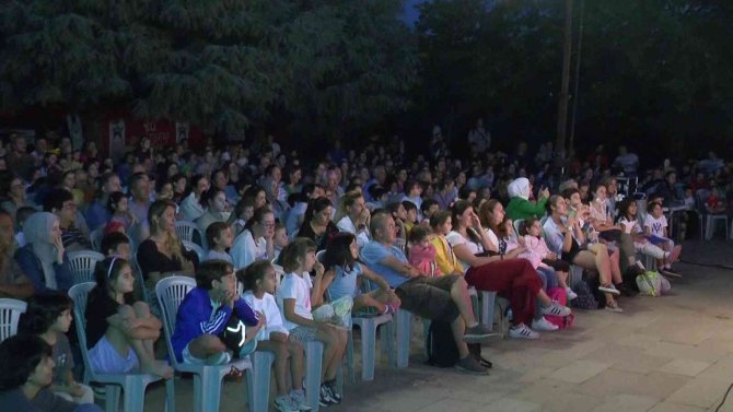 Kadıköy’de Çocuklar Tiyatro Festivalinde Doyasıya Eğlendi