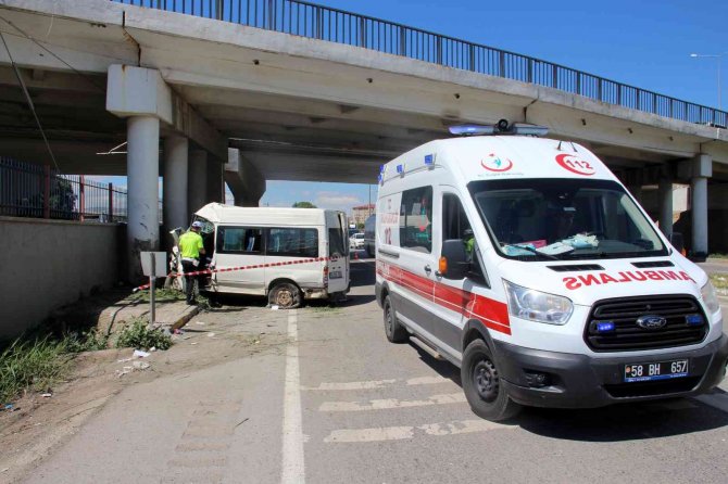 İ̇ki Araç Çarpıştı, Köprü Ayağına Çarparak Durabildi