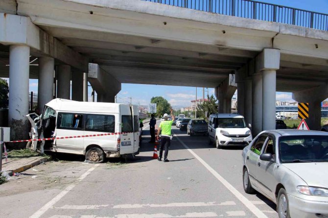 İ̇ki Araç Çarpıştı, Köprü Ayağına Çarparak Durabildi