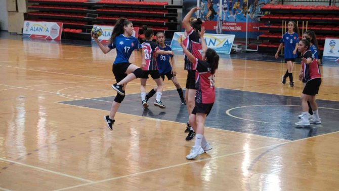Alanya’da Hentbol Şampiyonası Başladı