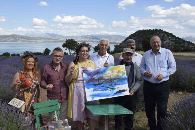 Lavantalar Arasında Resim Yapıp Keman Çalarak Kuraklığa Dikkat Çektiler