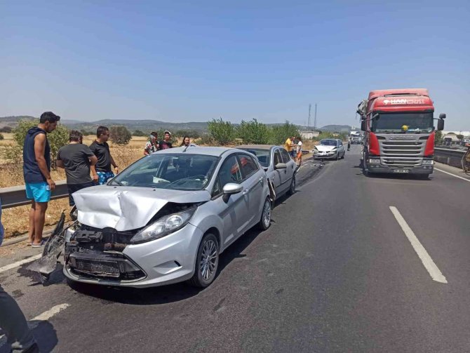İ̇zmir’de Orta Refüjde Yangın Çıktı, 4 Araç Birbirine Girdi