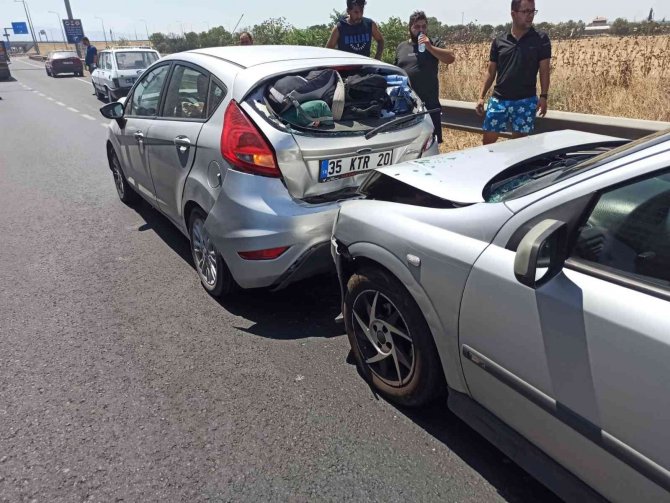 İ̇zmir’de Orta Refüjde Yangın Çıktı, 4 Araç Birbirine Girdi