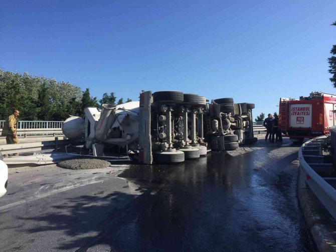 Zeytinburnu Sahil Yolunda Beton Mikseri Devrildi, Sürücü Ağır Yaralandı