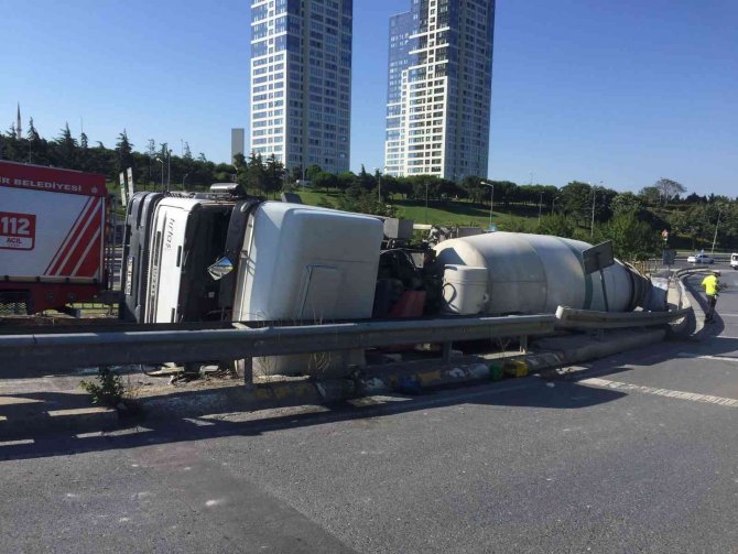 Zeytinburnu Sahil Yolunda Beton Mikseri Devrildi, Sürücü Ağır Yaralandı