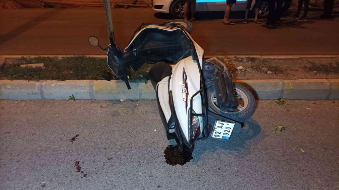 Motosiklet Refüje Çarptı: 1 Yaralı
