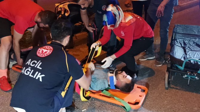 Motosiklet Refüje Çarptı: 1 Yaralı