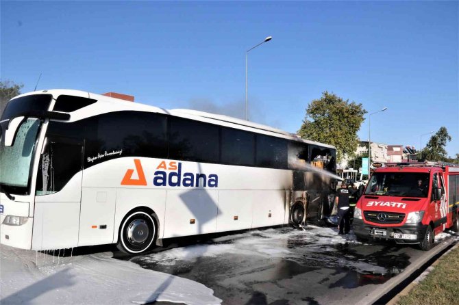 Otogara Yolcu Almaya Giden Şehirlerarası Yolcu Otobüsü Alev Alev Yandı