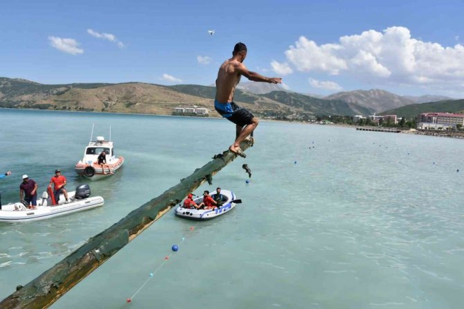 Tatvan Doğu Anadolu Fuarı Kültür Ve Sanat Festivali Coşkusuyla Devam Ediyor