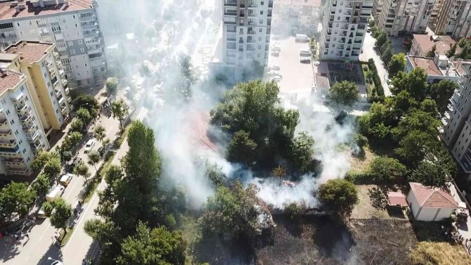Otluk Alanda Başlayan Yangın 2 Ahır Ve 1 Barakayı Küle Çevirdi