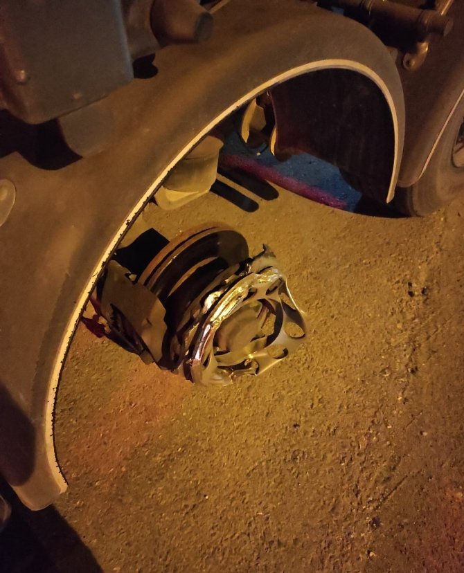 Tır Dorsesinden Kopan Tekerlek Bahçede Oturan Çifte Çarptı: 2 Yaralı