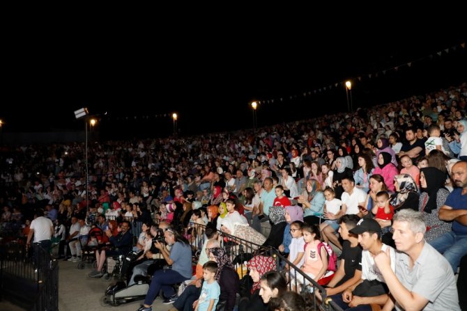 İ̇negöl Belediyesi Halk Dansları Topluluğundan Muhteşem Gösteri