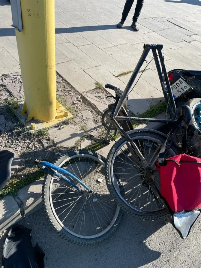 Kırmızı Işık İhlali Yapan Motosiklet Sürücüsü Bisiklete Çarptı: 3 Yaralı
