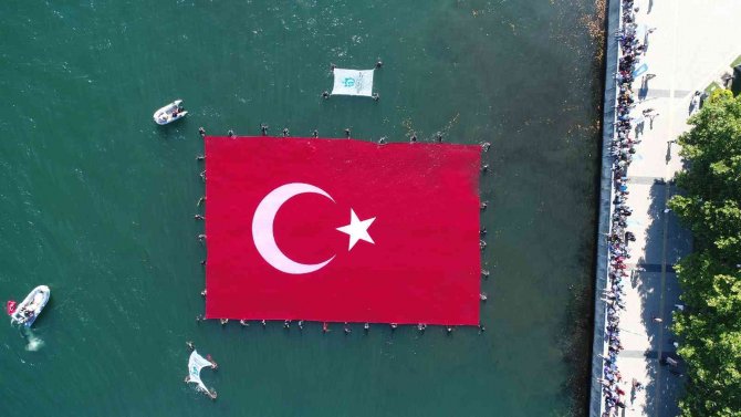 600 Metrekarelik Rekor Büyüklükteki Türk Bayrağı, İ̇zmit Körfezi’ni Taçlandırdı