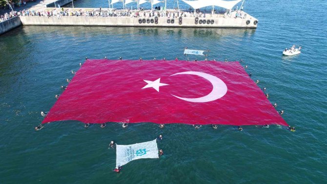 600 Metrekarelik Rekor Büyüklükteki Türk Bayrağı, İ̇zmit Körfezi’ni Taçlandırdı