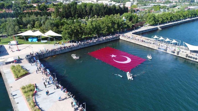 600 Metrekarelik Rekor Büyüklükteki Türk Bayrağı, İ̇zmit Körfezi’ni Taçlandırdı
