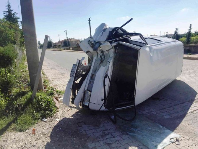 Elektrik Direğine Çarpan Minibüs Devrildi: 3 Yaralı