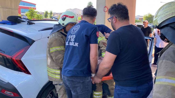 Ümraniye’de Otomobil Üst Geçidin Ayağına Çarptı: 2 Yaralı