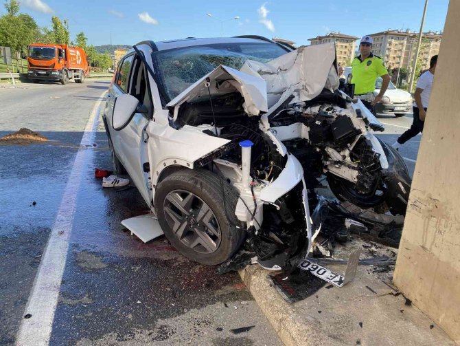 Ümraniye’de Otomobil Üst Geçidin Ayağına Çarptı: 2 Yaralı