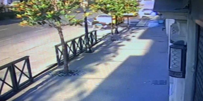 Taksim’de Gasp Anları Kamerada: Telefonunu Çaldığı Genci Güreşçi Gibi Yere Serdi