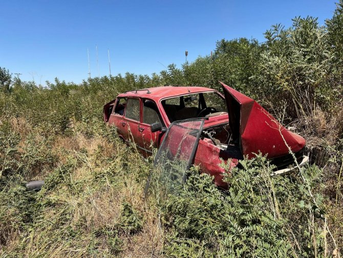 Trafik İşareti Levhasına Çarpan Otomobil Şarampole Devrildi