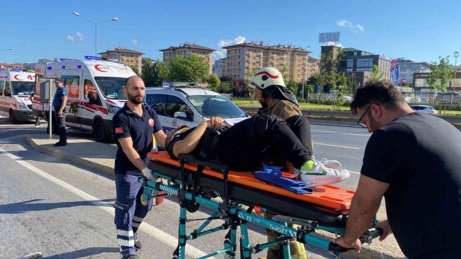 Ümraniye’de Otomobil Üst Geçidin Ayağına Çarptı: 2 Yaralı