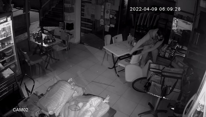 İ̇stanbul’da Aynı Büfeyi Soyan “Müdavim Hırsızlar” Kamerada: Parke Taşıyla Camını Kırdılar
