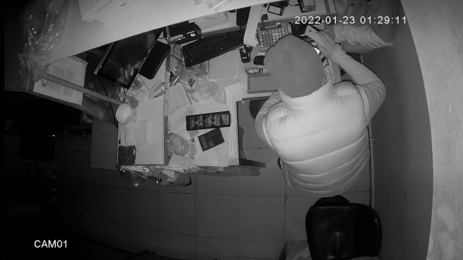 İ̇stanbul’da Aynı Büfeyi Soyan “Müdavim Hırsızlar” Kamerada: Parke Taşıyla Camını Kırdılar