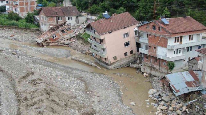 24 Yıl Önceki Selde De Yan Yatan Binanın Kriko İle Düzeltildiği Ortaya Çıktı