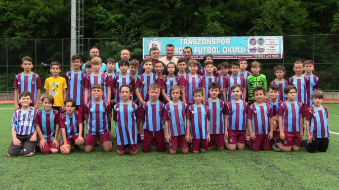 Yılmaz Vural, Borçka Trabzonspor Okulu’nu Ziyaret Etti