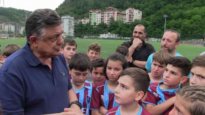 Yılmaz Vural, Borçka Trabzonspor Okulu’nu Ziyaret Etti