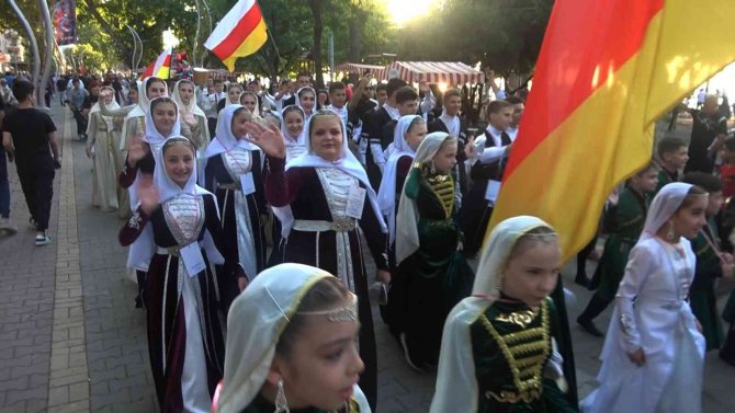 Yalova Uluslararası 2. Yürüyen Köşk Müzik Ve Dans Çocuk Festivali Başladı