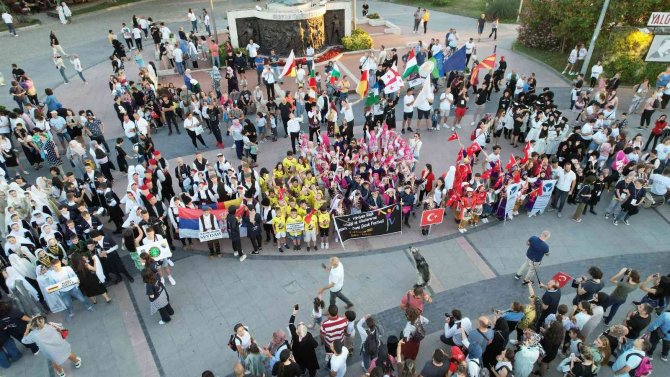 Yalova Uluslararası 2. Yürüyen Köşk Müzik Ve Dans Çocuk Festivali Başladı