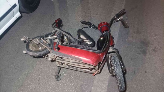 Otomobil Elektrikli Bisiklete Çarptı: 2 Yaralı