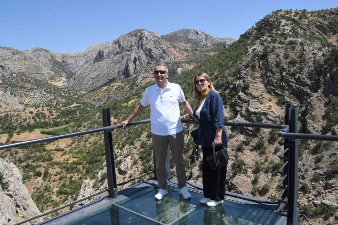 Eski Kahta Kalesi’ne Cam Teras Yapıldı