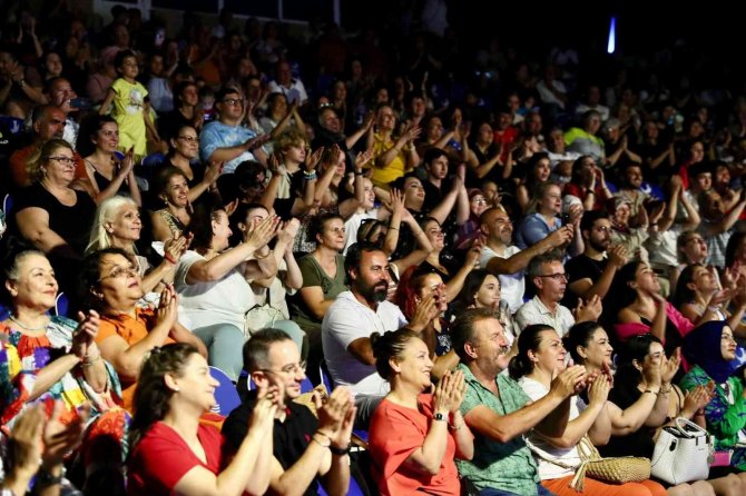 Asev Tsm Korosu Muazzez Abacı Şarkılarıyla Mest Etti