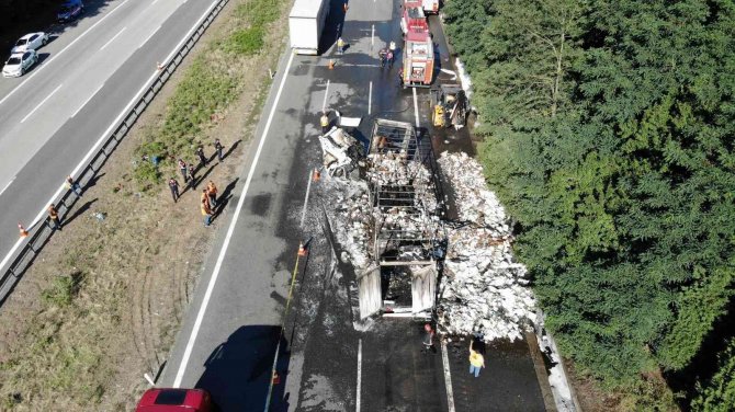 Anadolu Otoyolu İ̇stanbul İstikameti 3 Buçuk Saat Sonra Tamamen Trafiğe Açıldı