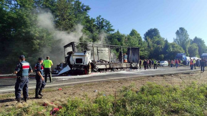 Anadolu Otoyolu İ̇stanbul İstikameti 3 Buçuk Saat Sonra Tamamen Trafiğe Açıldı