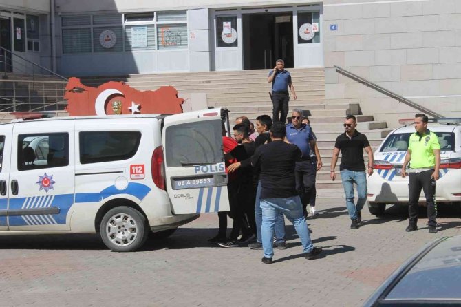 Ankara’da Kayınbabasını Bıçakla Öldüren Ve Eşini Yaralayan Zanlı Tutuklandı