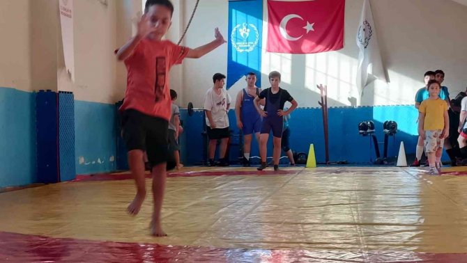Geleceğin Güreşçileri, Spor Okullarında Yetişiyor
