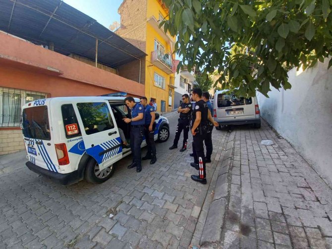 Evi Basılan Kadın Yardım İstedi, Polis Olayın Haber Yapılmaması İçin Mücadele Etti